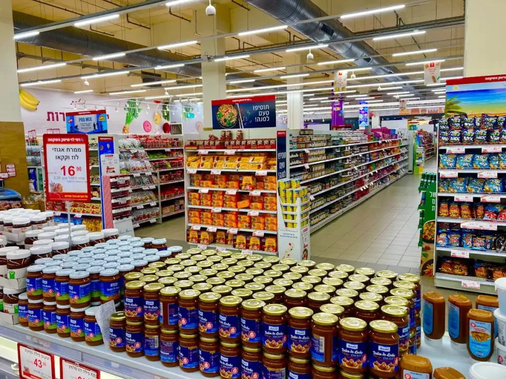 Lorong supermarket dengan rak-rak produk tertata rapi